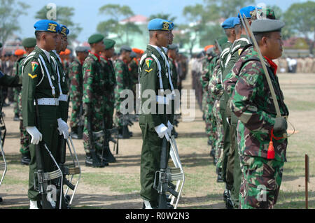 Banda Aceh, Indonesia - Agosto 16, 2005: Indonesia forze dell esercito indonesiano a Independence Day celebrazione presso Blangpadang, Banda Aceh, Indonesia Foto Stock