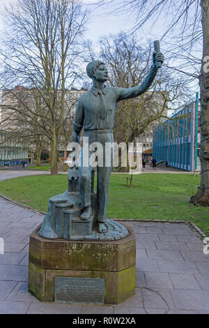 Coventry Boy statua, un ragazzo shoeless tenendo un apprendistato scorrere indicando il successo da poveri inizi; Coventry, Regno Unito Foto Stock