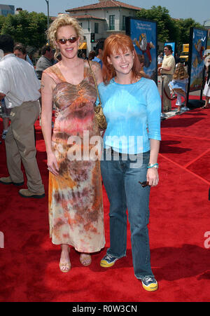 Melanie Griffith e suor Teresa arrivando alla premiere di Stuart Little 2 al Westwood Village Theatre di Los Angeles. Luglio 14, 2002. Foto Stock