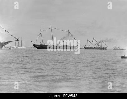 "HMY Victoria and Albert' e Imperiale Russa di Yacht 'Standart' a Cowes, 1909. Creatore: Kirk & Figli di Cowes. Foto Stock