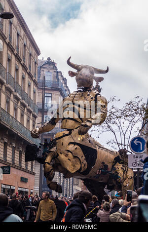 Astèrion il minotauro meccanica durante la steampunk mostra 'Le Gardien du Temple' da François Delarozière, la macchina, Toulouse, Occitanie, Francia Foto Stock