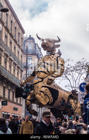 Astèrion il minotauro meccanica durante la steampunk mostra 'Le Gardien du Temple' da François Delarozière, la macchina, Toulouse, Occitanie, Francia Foto Stock