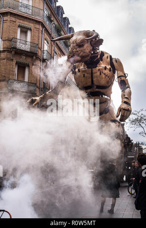 Astèrion il minotauro meccanica durante la steampunk mostra 'Le Gardien du Temple' da François Delarozière, la macchina, Toulouse, Occitanie, Francia Foto Stock