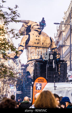 Astèrion il minotauro meccanica durante la steampunk mostra 'Le Gardien du Temple' da François Delarozière, la macchina, Toulouse, Occitanie, Francia Foto Stock