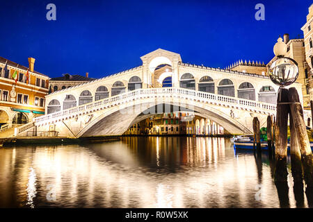 Il ponte di Rialto di Venezia, Vista notte Foto Stock