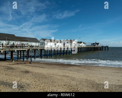 Una vista di Southwold pier in una limpida giornata di sole dalla spiaggia con la bassa marea Foto Stock