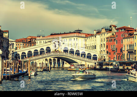 Venezia, Italia - 22 agosto 2018: Il ponte di Rialto sul Canal Grande, i turisti e le barche Foto Stock