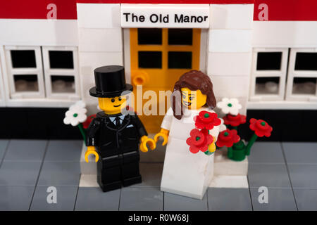 Coppia giovane uomo donna ragazzo ragazza lego persone di plastica Foto  stock - Alamy