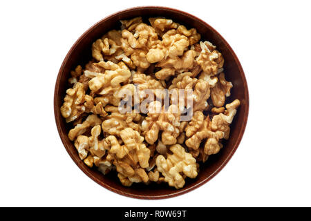 Gherigli di noce nella ciotola di legno isolato su sfondo bianco Foto Stock