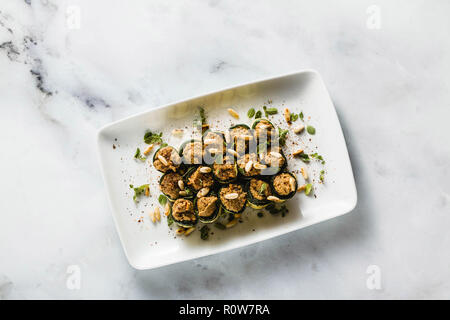 Esente da glutine vegan burger realizzato da funghi champignon con cotolette dalla fecola di patate e di farina di ceci con le cipolle caramellate, germogli e baby spinaci. Foto Stock