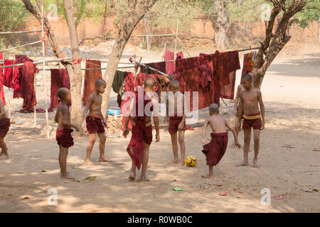 Giovani monaci a Shwe Gu orfanotrofio per elementare istruzione monastica, Bagan, Myanmar Foto Stock