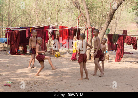 Giovani monaci a Shwe Gu orfanotrofio per elementare istruzione monastica, Bagan, Myanmar Foto Stock