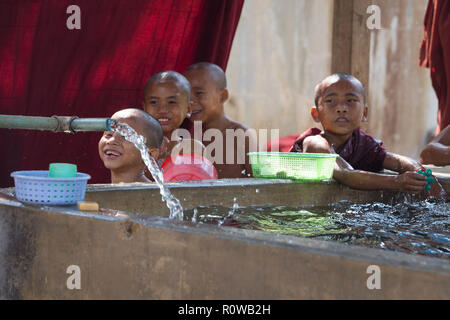 Giovani monaci a Shwe Gu orfanotrofio per elementare istruzione monastica, Bagan, Myanmar Foto Stock