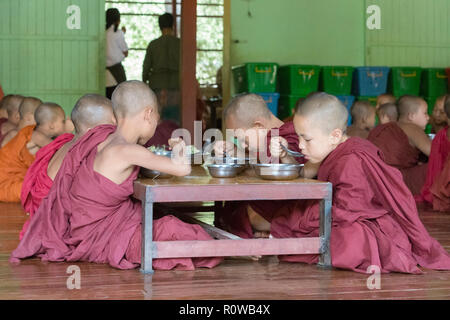 Giovani monaci a Shwe Gu orfanotrofio per elementare istruzione monastica, Bagan, Myanmar Foto Stock