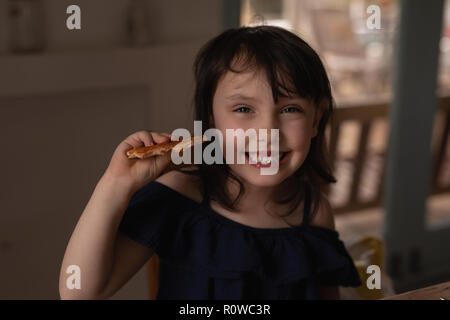 Ragazza con cibo dolce a casa Foto Stock