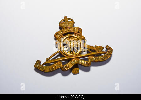 Seconda Guerra Mondiale esercito britannico Royal Artillery cap badge e motto latino Ubique Quo Fas et Gloria Ducunt. Pistola. Cannone. Isolato su uno sfondo bianco Foto Stock