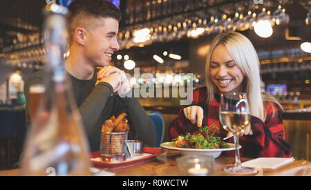 Giovane avente il cibo del ristorante Foto Stock