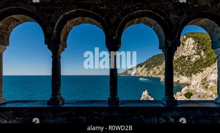 Viste mozzafiato del mare attraverso il colonnato esterno della chiesa di San Pietro a Portovenere, Liguria, Italia Foto Stock