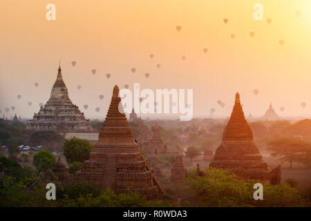 I palloni ad aria calda sorvolano antiche pagode con bellissima alba cielo a Bagan, Myanmar. Asia destinazione di viaggio. Foto Stock