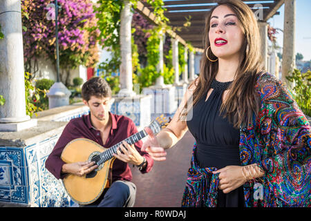 Band di eseguire brani di musica tradizionale fado sotto il pergolato con piastrelle portoghesi chiamato azulejos di Lisbona, Portogallo Foto Stock