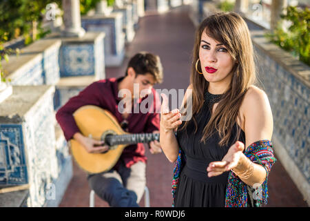 Band di eseguire brani di musica tradizionale fado sotto il pergolato con piastrelle portoghesi chiamato azulejos di Lisbona, Portogallo Foto Stock