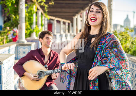 Band di eseguire brani di musica tradizionale fado sotto il pergolato con piastrelle portoghesi chiamato azulejos di Lisbona, Portogallo Foto Stock