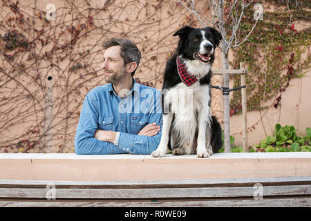 Ritratto di graphic designer Andrew Knapp con il suo cane Momo, un Border Collie, in un arresto di Lisbona, durante il viaggio attraverso l'Europa. Foto Stock