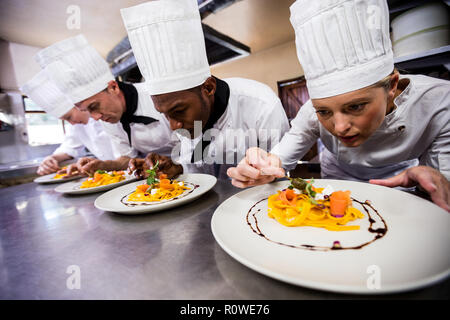 Chef cibo di farcitura su piastre Foto Stock