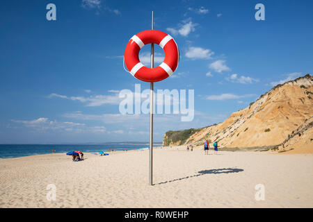 Salvagente su Praia das Bicas spiaggia vicino Cabo Espichel, Aldeia do Meco, Costa da Caparica, Comune di Sesimbra, distretto di Setubal, regione di Lisbona, Po Foto Stock