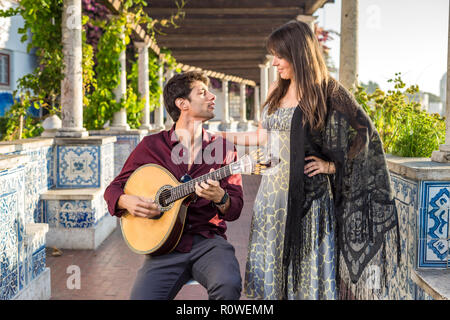 Band di eseguire brani di musica tradizionale fado sotto il pergolato con piastrelle portoghesi chiamato azulejos di Lisbona, Portogallo Foto Stock