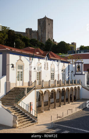 Palmela palazzo comunale e castello in salita, Palmela, distretto di Setubal, regione di Lisbona, Portogallo, Europa Foto Stock