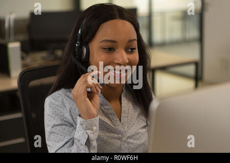 Il servizio clienti di dirigenti di parlare su auricolare Foto Stock