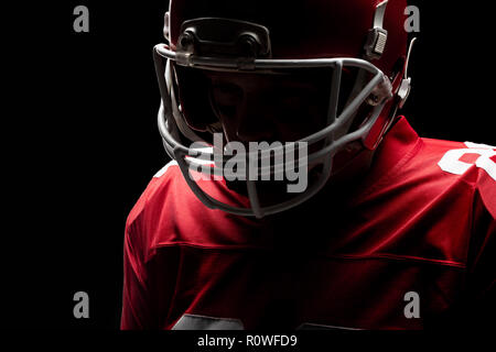 Giocatore di football americano in piedi con il rugby helmat Foto Stock