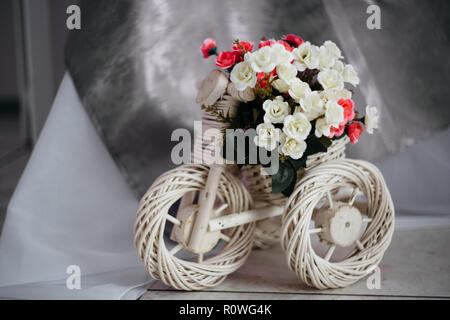 Mosca, Russia - 06 10 2018: stand di vimini per fiori in forma di una bicicletta, home decor,interior design Foto Stock