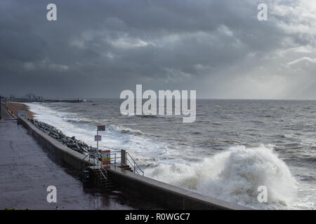 Onde che si infrangono sulla difesa del mare in un giorno di tempesta a Southsea Foto Stock
