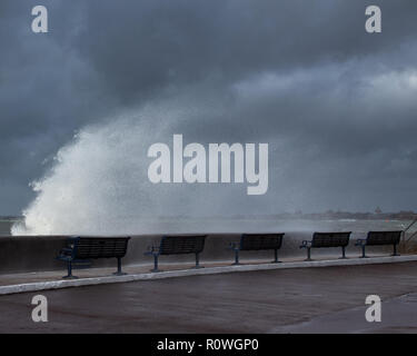 Onde che si infrangono su una fila di banchi di mare durante una tempesta Foto Stock