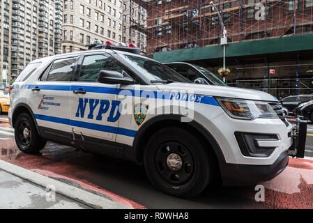 La città di New York, Stati Uniti d'America - Luglio 25, 2018: auto della polizia parcheggiato sulla strada con il suo logo in New York City, Stati Uniti d'America Foto Stock