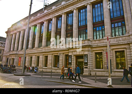 Persone che passeggiano passato l'ingresso principale al famoso Museo della Scienza in Kensington, London, England, Regno Unito Foto Stock