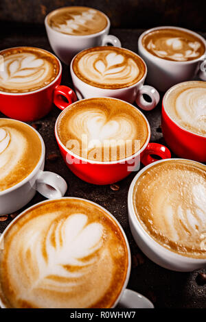 Close up di caffè caldo latte art impostato Foto Stock