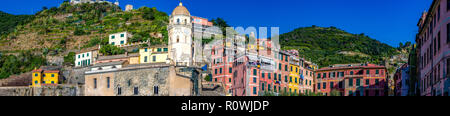 Vista panoramica del paesaggio urbano colorato sulle montagne oltre il mare Mediterraneo e le Cinque Terre, Italia Foto Stock