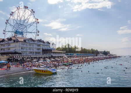 Sochi, Russia - Agosto 22, 2018: city beach Lazarevskoye con vacanzieri mattinata estiva Foto Stock