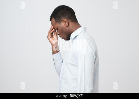 Profilo del giovane africano concentrando avente un pensiero Foto Stock