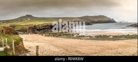 Vista dalla costa nord della penisola di Dingle, Clogher Strand spiaggia, Dingle, Irlanda, Europa. Foto Stock