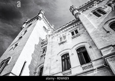 Dettaglio del castello di Miramare vicino a Trieste, Italia nord-orientale. Destinazione di viaggio. La bella architettura. Foto in bianco e nero. Foto Stock