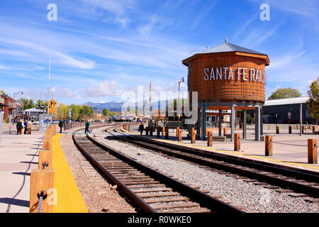 Il rinnovato water tower in railyard art district di Santa Fe, New Mexico Foto Stock