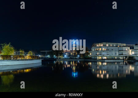 Humboldt Harbour di notte con riflessioni sull'acqua a Berlino Tegel Germania Foto Stock