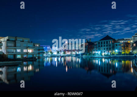 Humboldt Harbour di notte con riflessioni sull'acqua a Berlino Tegel Germania Foto Stock