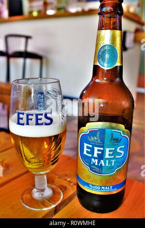 Dalyan, Turchia - 9 Luglio 2018: una bottiglia fresca di 'Efes' malto lager è servita in un bar. Fead è il best-seller di marca di birra in Turchia. Foto Stock