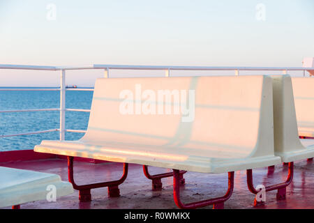 Canale di Piombino incrocio con ferry boat in estate Foto Stock