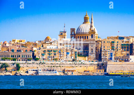 Skyline di La Valletta, la città capitale di Malta in estate Foto Stock